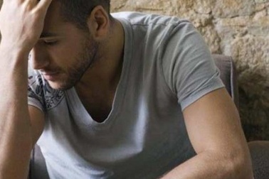 Vợ sinh mổ nằm viện, chồng đưa nhân tình về nhà hú hí thì chết trân khi nhìn thấy cảnh này