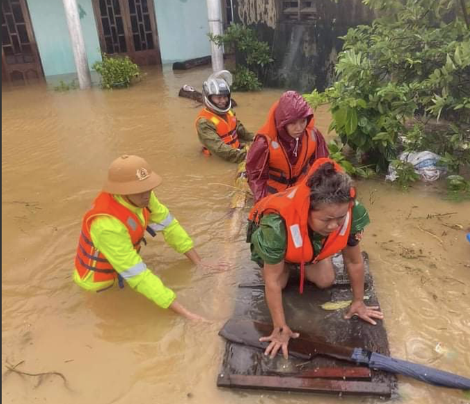 Chùm ảnh: Người dân vùng rốn lũ Quảng Bình chới với giữa cơn &quot;đại hồng thuỷ&quot; - Ảnh 2.