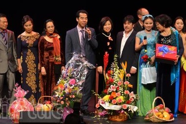 Đầm ấm Xuân quê hương tại “xứ sở lá phong”