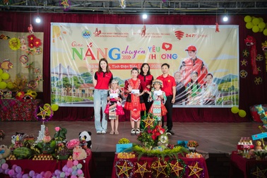 Hơn 1.300 học sinh vùng biên Điện Biên đón Trung thu sớm