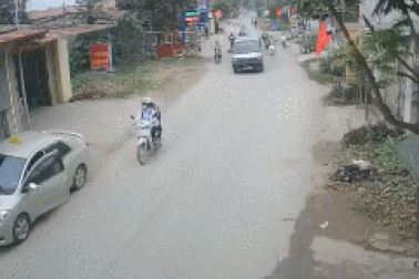 Mở cửa ô tô không quan sát, tài xế gây tai nạn liên hoàn