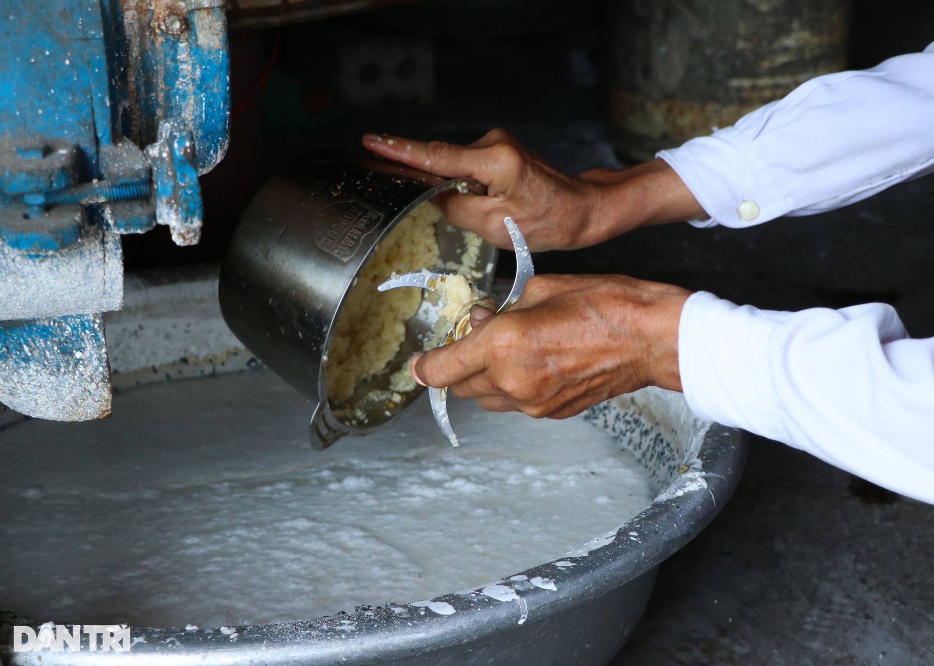 Where women heat the kitchen and dry in the sun to create cakes that bring in 4.5 billion VND per year - 4