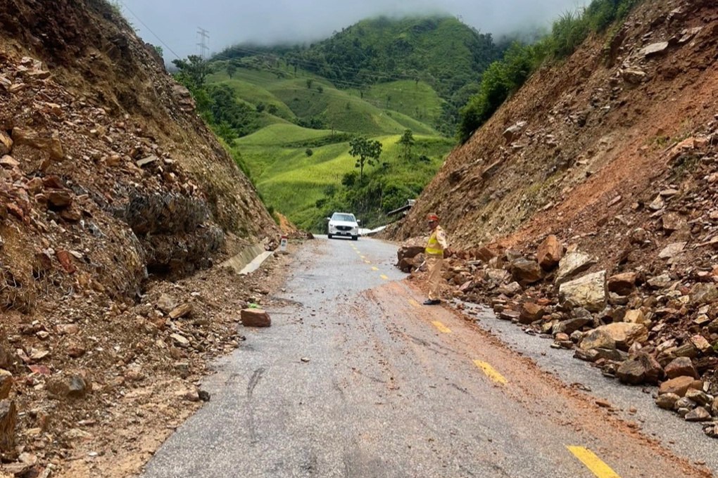 Mưa lớn khiến đất đá sạt lở xuống nhiều tuyến đường ở Điện Biên và Hòa Bình - 1 Mưa lớn khiến đất đá sạt lở xuống nhiều tuyến đường ở Điện Biên và Hòa Bình - 1