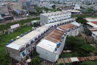 Hiện trạng dãy nhà 43 căn xây sai phép có nguy cơ bị tháo dỡ ở TPHCM