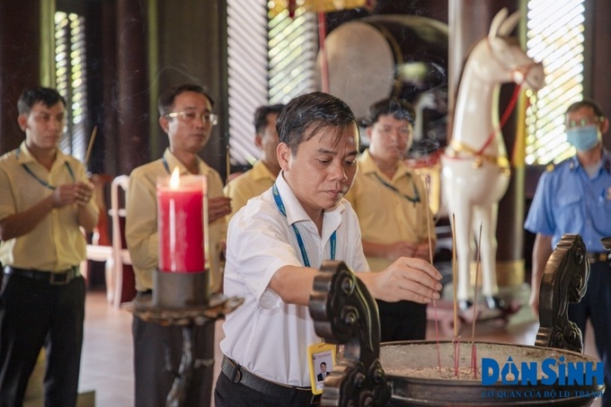 PGS. TS Bùi Văn Hưng. - Hiệu trưởng Nhà trường cùng các giảng viên dâng hương tại Đền Hùng.