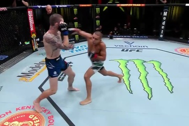 Võ sĩ "Người sắt" hạ gục đối thủ nhờ cú đấm cực hiểm