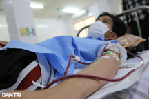 Bi kịch ập tới, mẹ già ung thư khóc nghẹn cầu xin cứu con bị suy thận