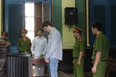 Một du khách người Ukraina dùng thẻ tín dụng giả rút tiền 