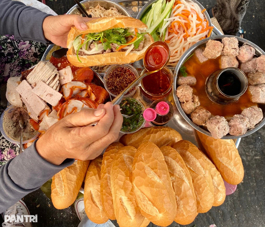 Mâm bánh mì có tên lạ xíu mại cù lao núp góc chợ, bán vèo 200 cái ở TPHCM - 2 Mâm bánh mì có tên lạ xíu mại cù lao núp góc chợ, bán vèo 200 cái ở TPHCM - 2
