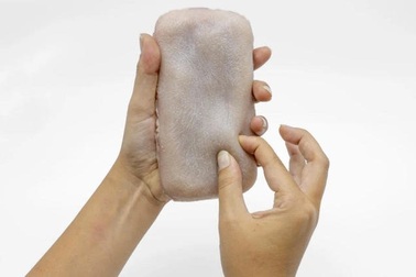 Độc đáo ốp điện thoại da người “biết” diễn tả cảm xúc khi bị nhéo, bị cù