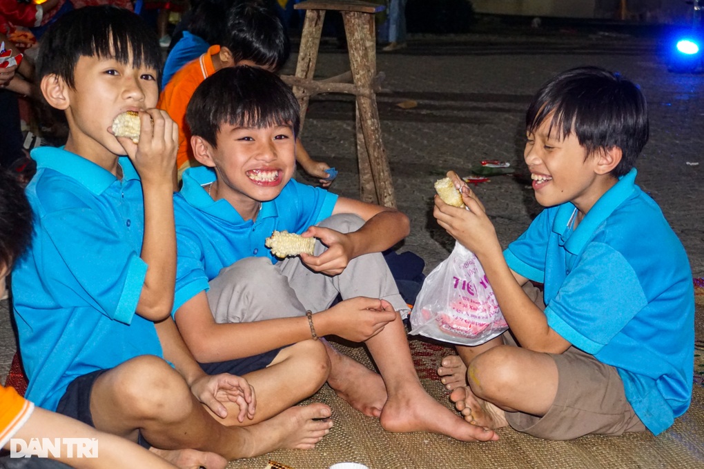 Tết đầu tiên của trẻ mồ côi vì Covid-19 tại trường Hy Vọng - 9 Tết đầu tiên của trẻ mồ côi vì Covid-19 tại trường Hy Vọng - 9