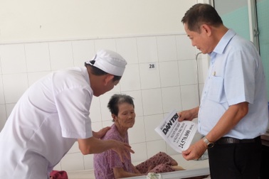 Đà Nẵng: Trao hơn 24 triệu đến hai cụ bà xin sống những ngày cuối đời trong bệnh viện