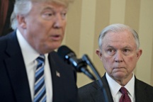 Ông Trump “tố” Bộ trưởng Tư pháp phớt lờ tội trạng của bà Clinton