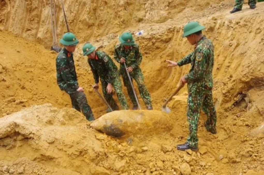 Phát hiện bom khủng nằm sát ray đường sắt Bắc - Nam - 2 Phát hiện bom khủng nằm sát ray đường sắt Bắc - Nam - 2