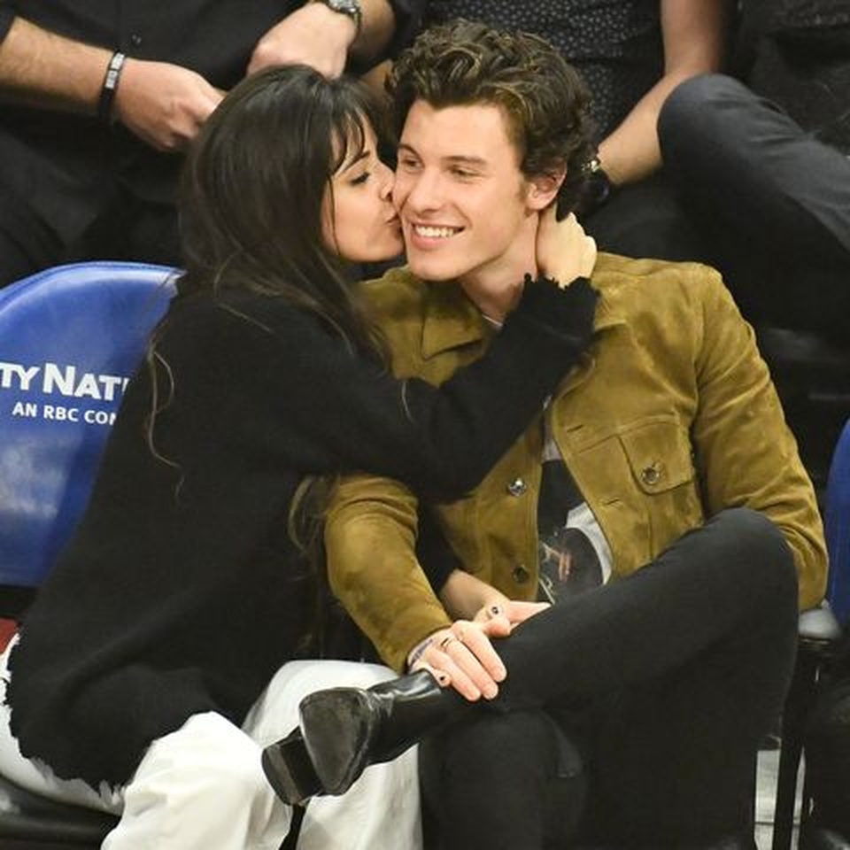 Camila Cabello tình tứ hôn Shawn Mendes - 5 Camila Cabello tình tứ hôn Shawn Mendes - 5