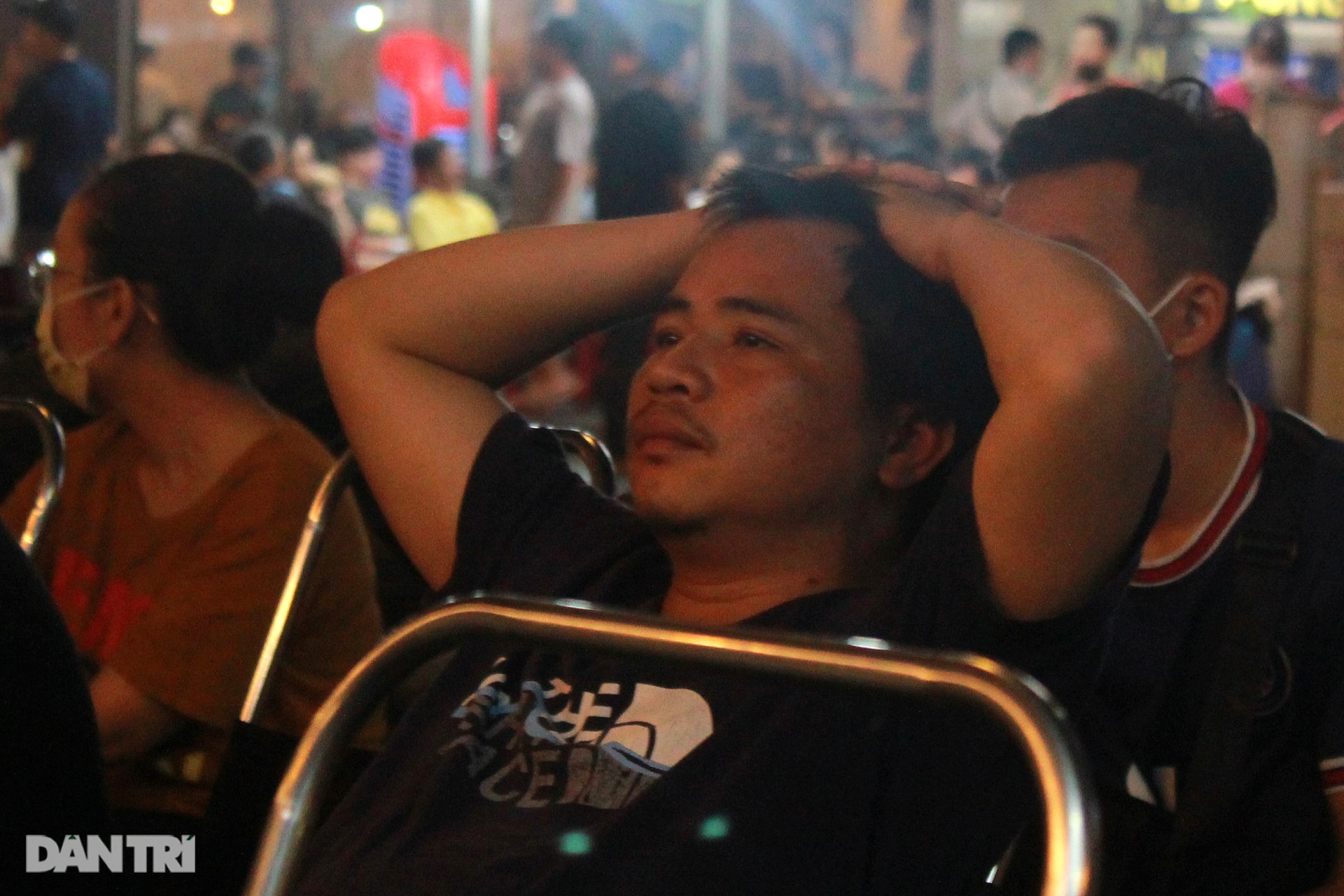 Người hâm mộ gục đầu tiếc nuối khi Việt Nam trở thành cựu vương tại AFF Cup - 17 Người hâm mộ gục đầu tiếc nuối khi Việt Nam trở thành cựu vương tại AFF Cup - 17