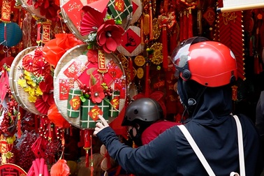 Chợ trang trí Tết lớn nhất TPHCM: Người mua thắt hầu bao, người bán than ế