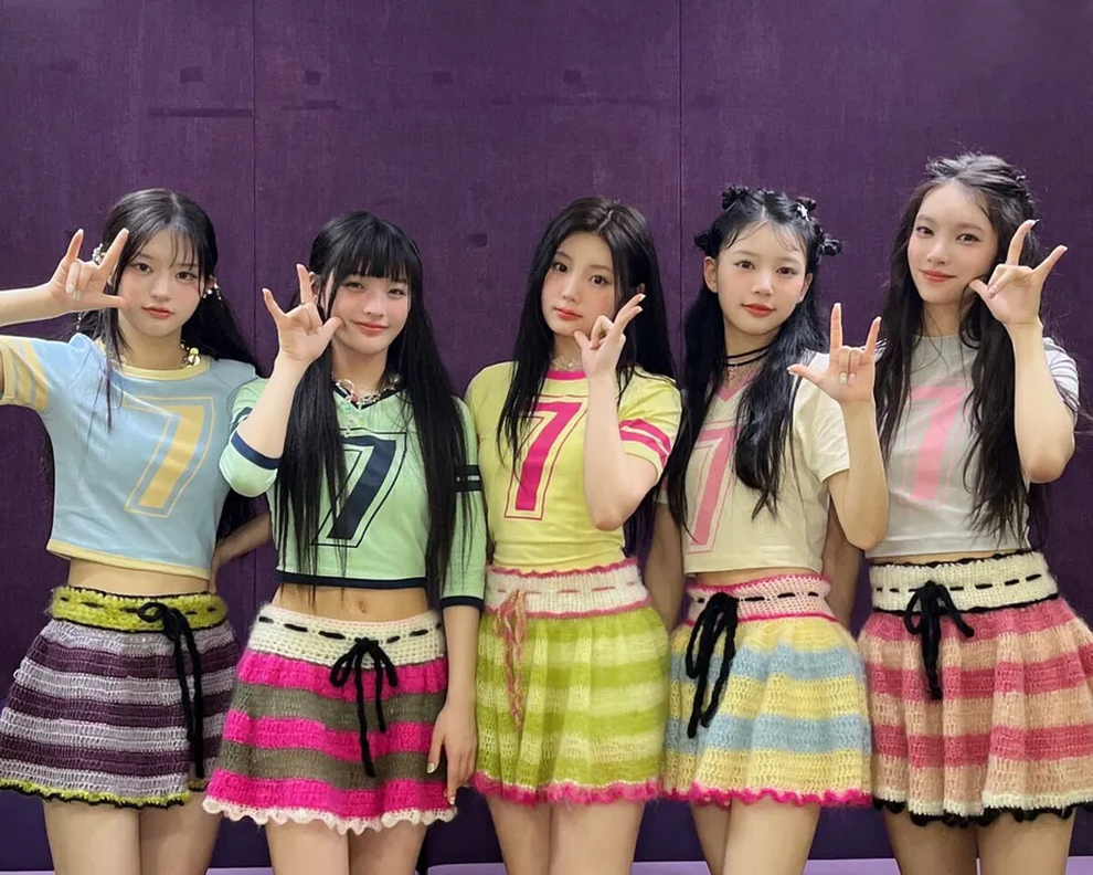 Dân mạng ném đá stylist cho nữ ca sĩ 16 tuổi mặc váy xuyên thấu - 2 Dân mạng ném đá stylist cho nữ ca sĩ 16 tuổi mặc váy xuyên thấu - 2