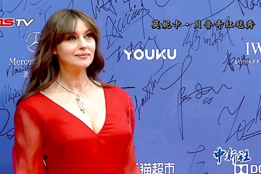 Monica Bellucci đọ dáng với dàn sao Châu Á