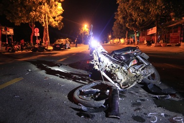 Xe phân khối lớn tông nát xe máy, lao đầu vào ôtô