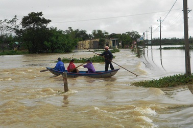 Mưa lũ lại gây chia cắt nhiều nơi ở Bình Định