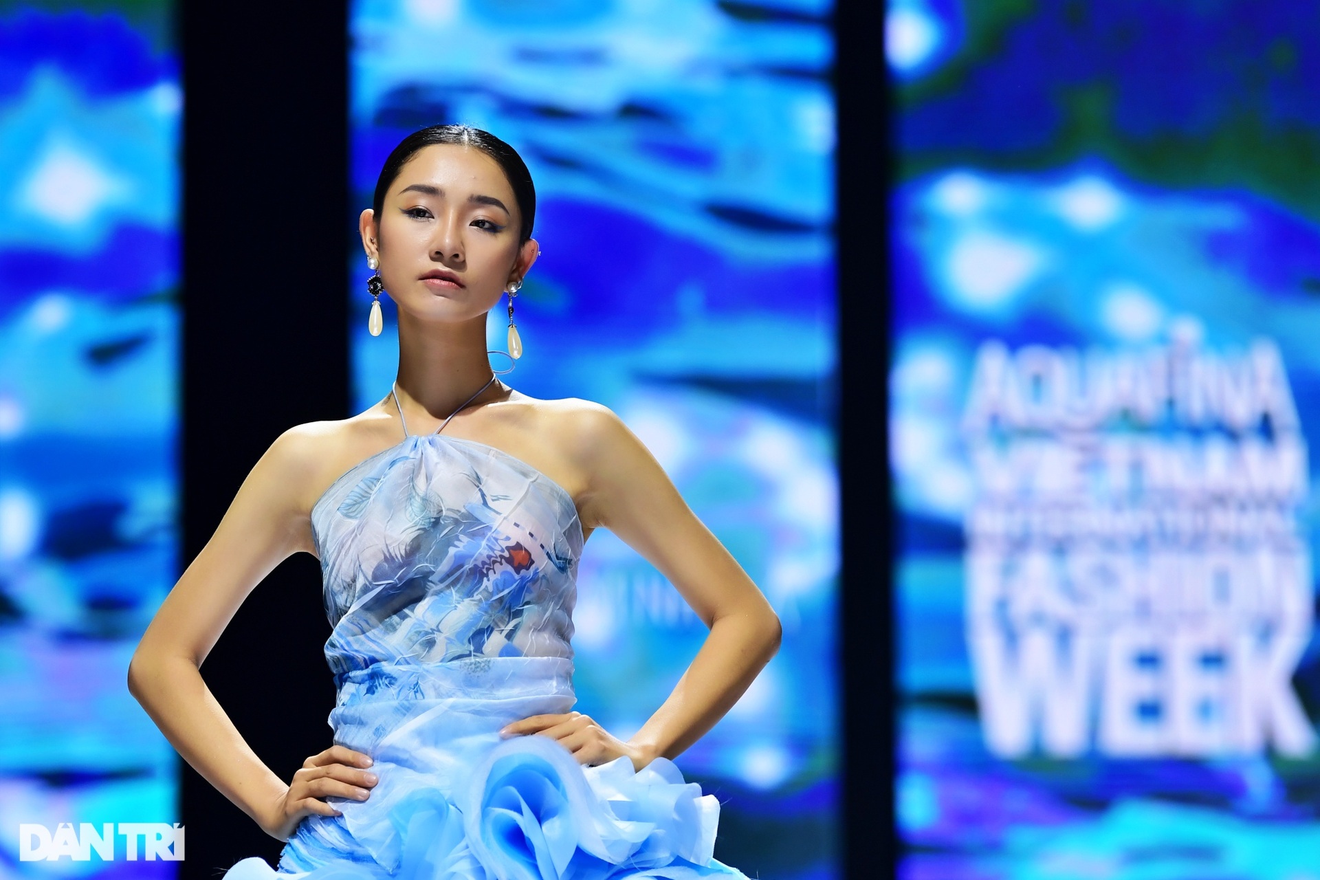 Siêu mẫu Xuân Lan sải bước diễn thời trang cùng dàn mỹ nhân ở Hà Nội - 9 Siêu mẫu Xuân Lan sải bước diễn thời trang cùng dàn mỹ nhân ở Hà Nội - 9