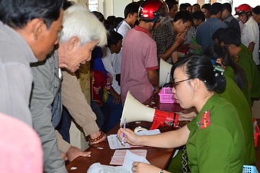 Hàng ngàn người chen chúc đi làm chứng minh nhân dân sau Tết