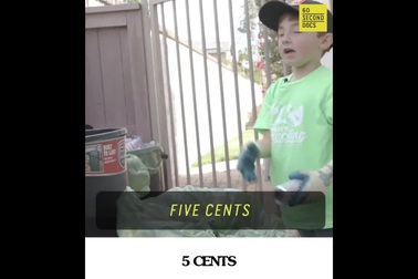 Cậu bé 7 tuổi thu gom rác thải kiếm gần nửa tỷ.