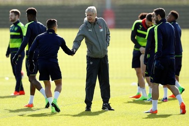 Alexis Sanchez bắt tay “làm hòa” với HLV Wenger