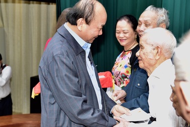 Niềm vui của Thủ tướng khi không còn hộ nghèo lên nhận quà hỗ trợ