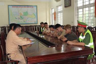 Nhóm trai quê "cháy phố" có hành vi khiếm nhã với các cô gái đi đường