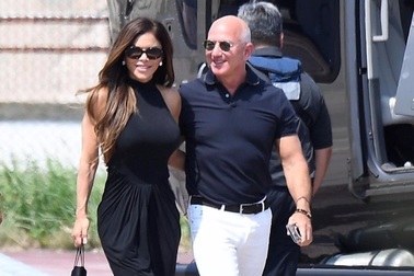 Vợ chồng tỷ phú Jeff Bezos tay trong tay hạnh phúc trước đám cưới thế kỷ