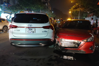 Ô tô đâm liên hoàn nhiều phương tiện trên phố Hà Nội