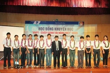 Trao học bổng Khuyến học VNPT cho 14 tân thủ khoa ĐH