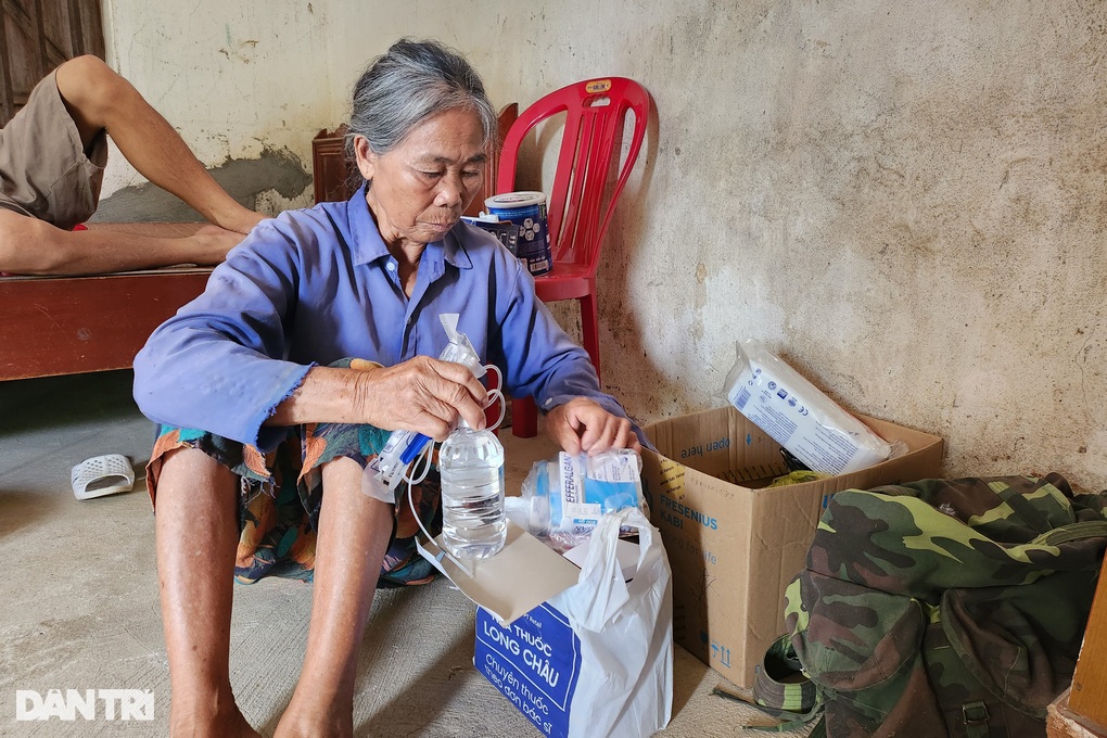 Chồng con mang án tử, cụ bà gần đất xa trời gồng gánh cả gia đình - 3 Chồng con mang án tử, cụ bà gần đất xa trời gồng gánh cả gia đình - 3