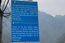 Tấm biển khuyến cáo "không cho tiền trẻ em vì trẻ sẽ bỏ học" ở Hà Giang