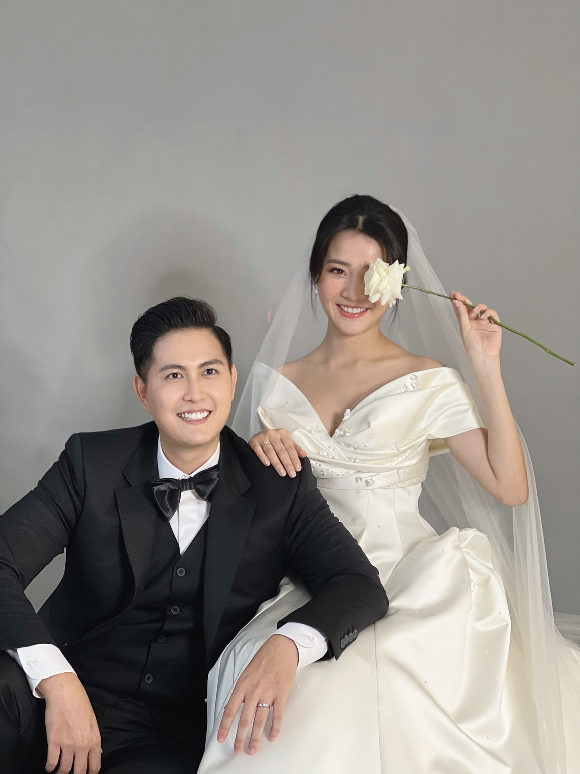 Tiểu tam trong loạt MV của Hương Giang khoe ảnh cưới với chồng doanh nhân - 2 Tiểu tam trong loạt MV của Hương Giang khoe ảnh cưới với chồng doanh nhân - 2