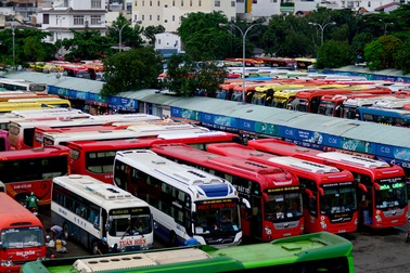 "Biển người" vật vã ở bến xe tìm đường về quê nghỉ lễ