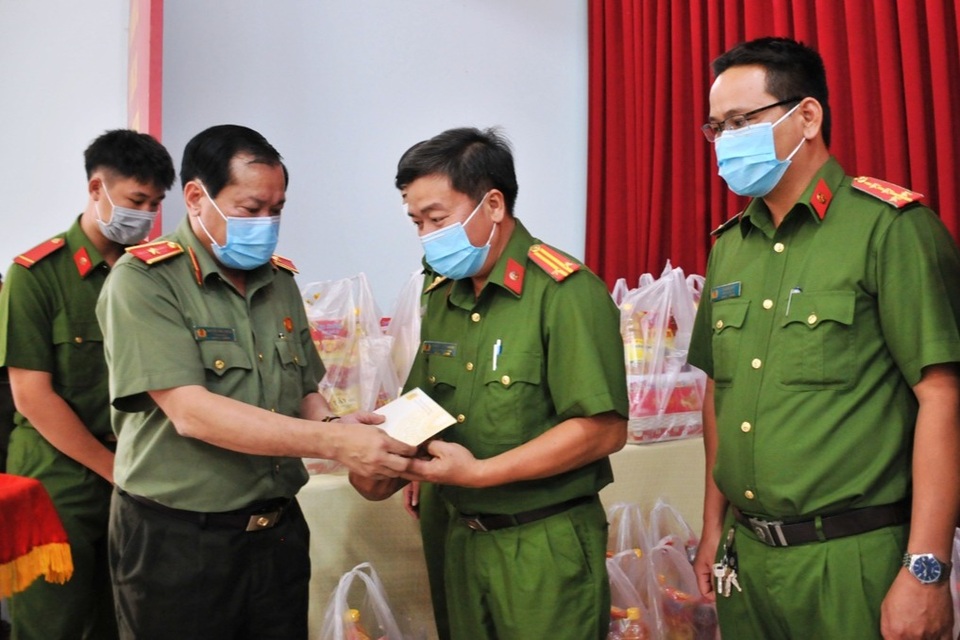 Giám đốc Công an tặng 242 phần quà Tết tới công an chính quy công tác ở xã - 2 Giám đốc Công an tặng 242 phần quà Tết tới công an chính quy công tác ở xã - 2
