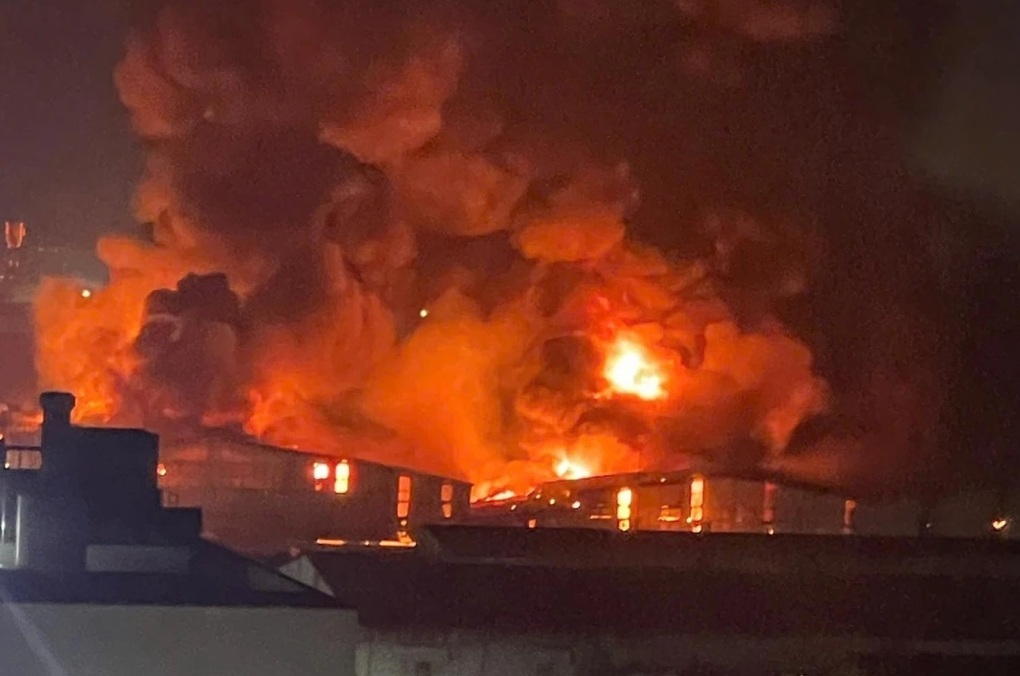 Lửa bao trùm, thiêu rụi xưởng sản xuất rộng hàng nghìn mét vuông ở Bắc Ninh - 1 Lửa bao trùm, thiêu rụi xưởng sản xuất rộng hàng nghìn mét vuông ở Bắc Ninh - 1