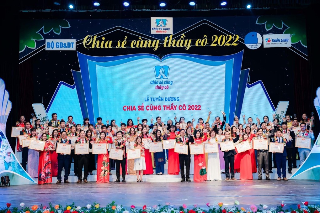 8 năm Thiên Long đồng hành với chương trình Chia sẻ cùng thầy cô - 2 8 năm Thiên Long đồng hành với chương trình Chia sẻ cùng thầy cô - 2