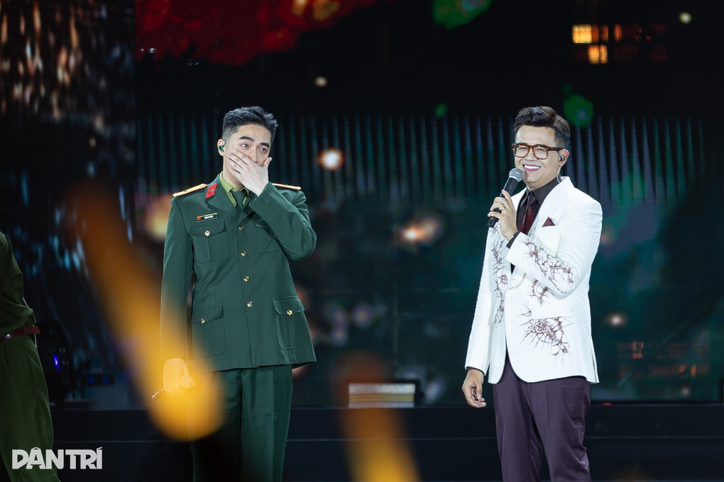 Ca sĩ Vũ gây sốt khi hát “Còn gì đẹp hơn” cùng Nguyễn Hùng - 3 Ca sĩ Vũ gây sốt khi hát “Còn gì đẹp hơn” cùng Nguyễn Hùng - 3