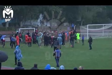 Hỗn chiến ở sân cỏ Nga: Đấm trọng tài chính, rượt trọng tài biên té sấp mặt