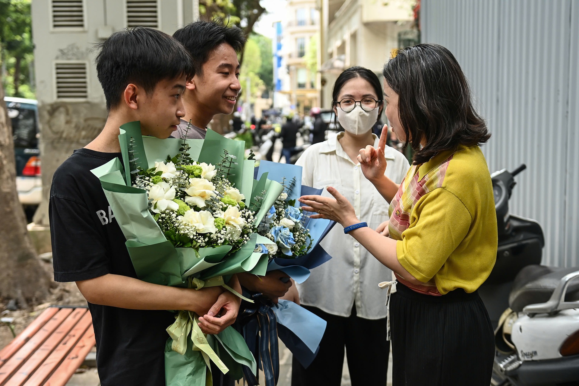 Phụ huynh òa khóc ôm con gái khi nghe “con làm được rồi” - 3 Phụ huynh òa khóc ôm con gái khi nghe “con làm được rồi” - 3