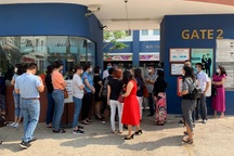 Bức xúc “hỏi mãi không phản hồi”, phụ huynh đến trường phản ứng về học phí