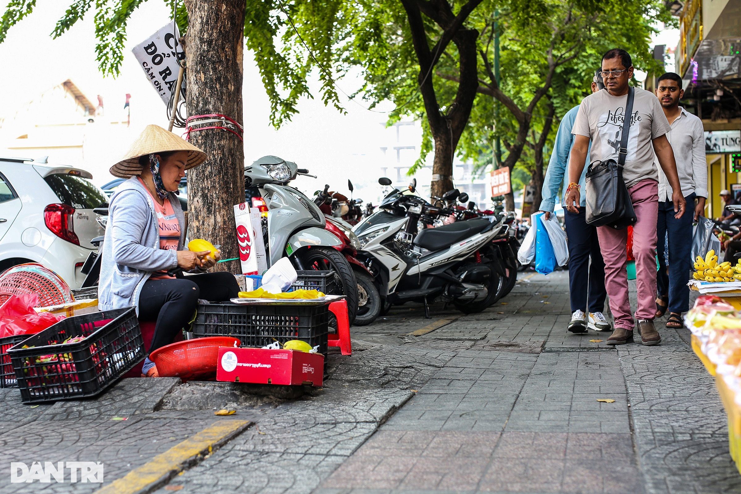 Gánh hàng rong sẽ ra sao khi chính sách thu phí vỉa hè ở TPHCM áp dụng?