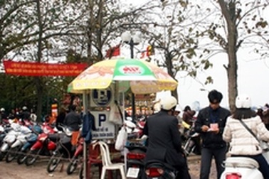 Phí trông xe vẫn cao vút... như xưa