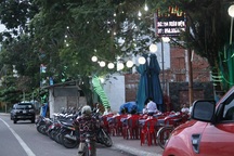 Bình Định: Quán nhậu vẫn hoạt động tưng bừng... trên vỉa hè!