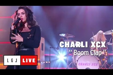 Charli XCX trình diễn sôi động