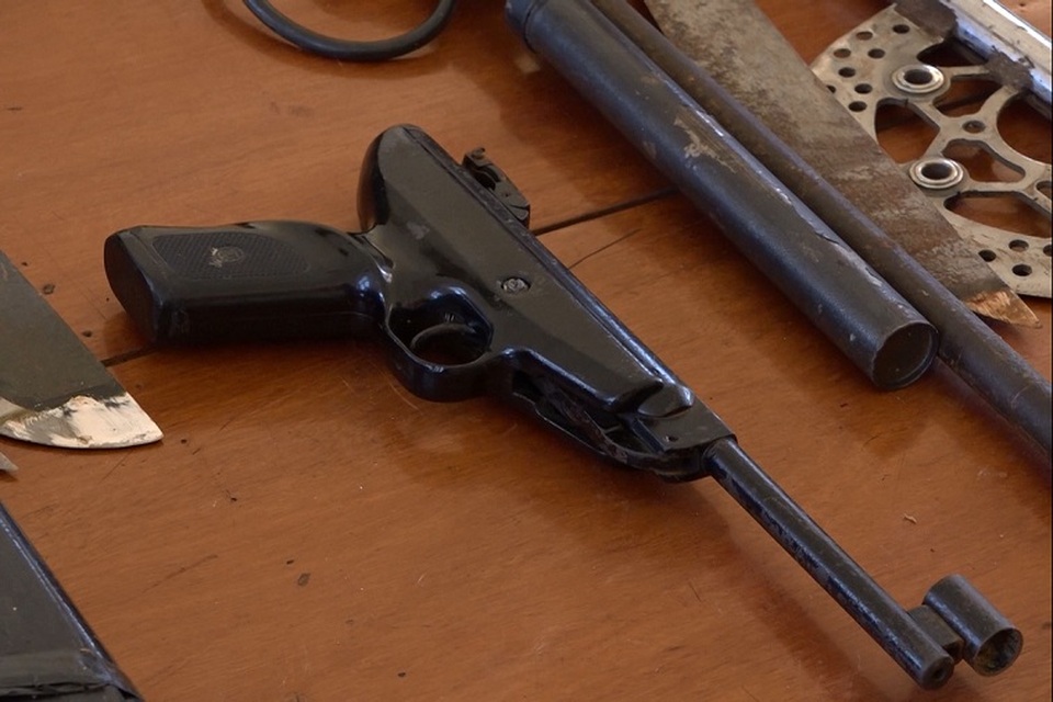 Vận động, thu giữ hàng trăm khẩu súng, vũ khí nguy hiểm - 2 Vận động, thu giữ hàng trăm khẩu súng, vũ khí nguy hiểm - 2